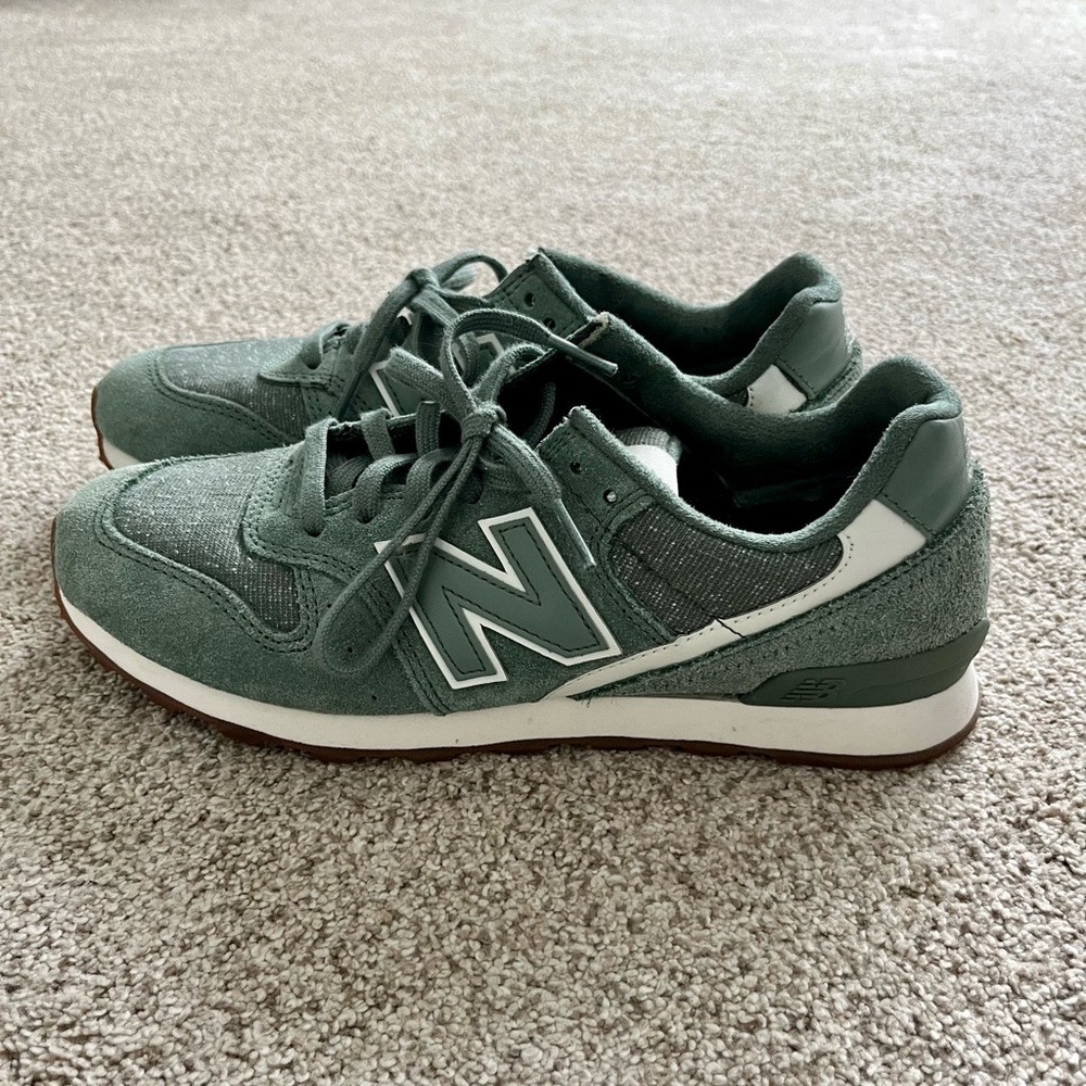 Women’s New Balance 696 sneakers - beautiful evergreen color